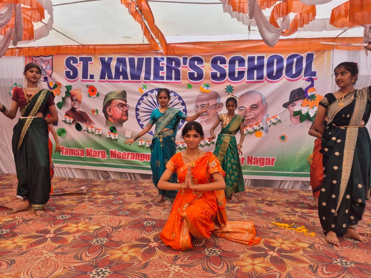 अंबेडकरनगर सेंट जेवियर्स स्कूल में स्वतंत्रता दिवस समारोह में विद्यार्थी