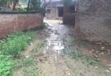 अंबेडकरनगर के सुल्नतारा गांव में जलभराव से बदहाल सड़क