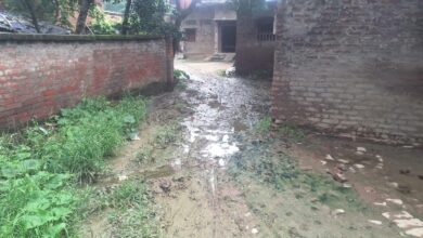 अंबेडकरनगर के सुल्नतारा गांव में जलभराव से बदहाल सड़क