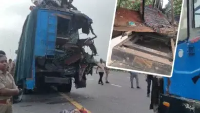 सुल्तानपुर पूर्वांचल एक्सप्रेस-वे पर ट्रक की टक्कर से क्षतिग्रस्त बस
