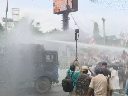 सीवान फायरिंग मामले को लेकर पटना में लोकभवन मार्च करते तेजस्वी यादव और समर्थक