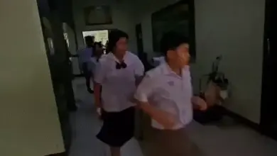 थाईलैंड के स्कूल में फायरिंग के बाद सुरक्षा बल, पुलिस जांच और स्कूल परिसर का दृश्य।