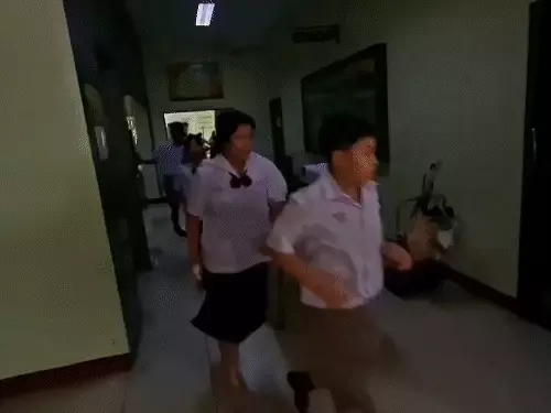 थाईलैंड के स्कूल में फायरिंग के बाद सुरक्षा बल, पुलिस जांच और स्कूल परिसर का दृश्य।