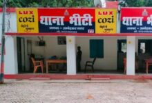 अंबेडकरनगर के भीटी थाने में धरना देते भाजपा कार्यकर्ता