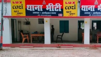 अंबेडकरनगर के भीटी थाने में धरना देते भाजपा कार्यकर्ता