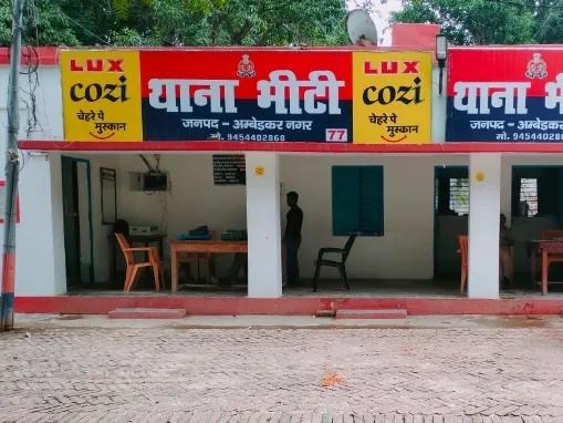 अंबेडकरनगर के भीटी थाने में धरना देते भाजपा कार्यकर्ता
