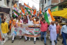 अंबेडकरनगर के जलालपुर में भाजपा की तिरंगा यात्रा में तिरंगा लेकर शामिल कार्यकर्ता और छात्र-छात्राएं