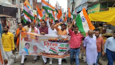 अंबेडकरनगर के जलालपुर में भाजपा की तिरंगा यात्रा में तिरंगा लेकर शामिल कार्यकर्ता और छात्र-छात्राएं