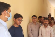 अंबेडकरनगर के नाउसांडा छात्रावास में छात्रों से बातचीत करते CDO आनंद कुमार शुक्ला।