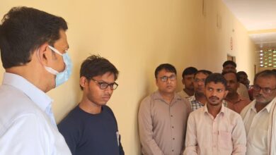 अंबेडकरनगर के नाउसांडा छात्रावास में छात्रों से बातचीत करते CDO आनंद कुमार शुक्ला।