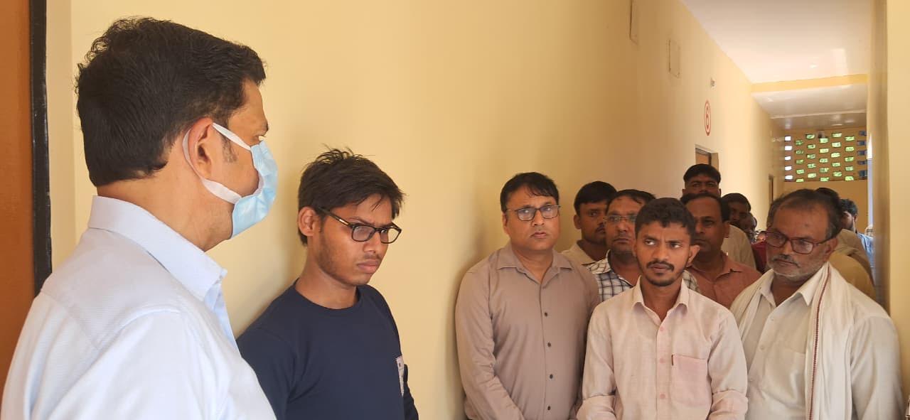 अंबेडकरनगर के नाउसांडा छात्रावास में छात्रों से बातचीत करते CDO आनंद कुमार शुक्ला।