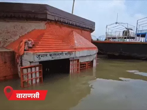यूपी में बारिश के बाद उफनती गंगा और यमुना नदी