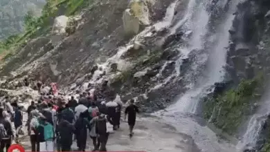वाराणसी में बाढ़ के पानी में डूबे गंगा के घाट