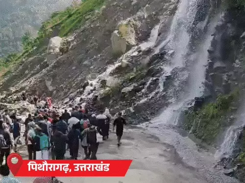 वाराणसी में बाढ़ के पानी में डूबे गंगा के घाट