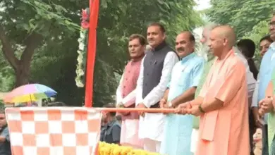 सीएम योगी आदित्यनाथ बुजुर्ग महिलाओं के साथ रोडवेज बस में