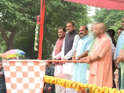सीएम योगी आदित्यनाथ बुजुर्ग महिलाओं के साथ रोडवेज बस में