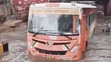 उत्तर प्रदेश में बारिश के कारण जलमग्न सड़क और पानी से घिरे वाहनों की सांकेतिक तस्वीर।