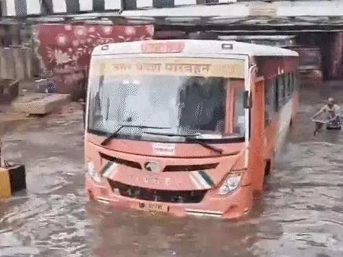 उत्तर प्रदेश में बारिश के कारण जलमग्न सड़क और पानी से घिरे वाहनों की सांकेतिक तस्वीर।