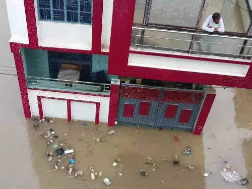 प्रयागराज की कॉलोनियों में 3 से 4 फीट तक भरा बारिश का पानी