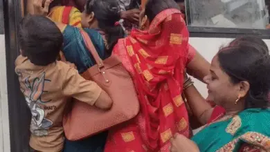 रक्षाबंधन पर यूपी रोडवेज बस में मुफ्त यात्रा करती महिलाएं
