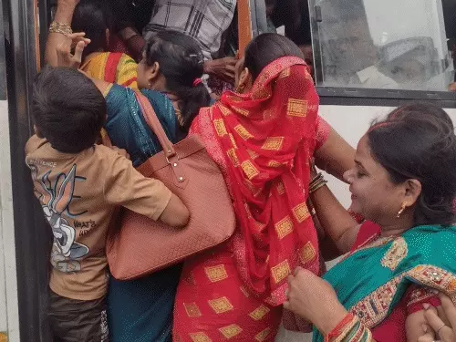 रक्षाबंधन पर यूपी रोडवेज बस में मुफ्त यात्रा करती महिलाएं