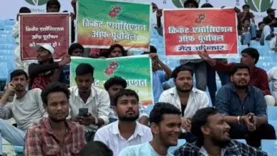 लखनऊ के इकाना स्टेडियम में तीन रणजी टीमों की मांग को लेकर प्रदर्शन करते क्रिकेटर