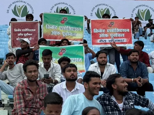 लखनऊ के इकाना स्टेडियम में तीन रणजी टीमों की मांग को लेकर प्रदर्शन करते क्रिकेटर