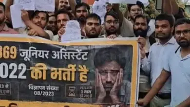 लखनऊ में जूनियर असिस्टेंट भर्ती के अभ्यर्थियों का प्रदर्शन