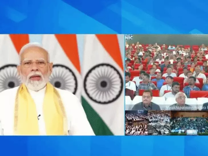 20वें रोजगार मेले में वीडियो कॉन्फ्रेंसिंग के माध्यम से नव नियुक्त युवाओं को संबोधित करते प्रधानमंत्री नरेंद्र मोदी।