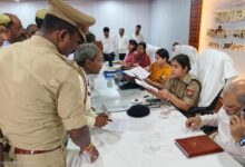 जलालपुर तहसील में संपूर्ण समाधान दिवस के दौरान फरियादियों की समस्याएं सुनतीं डीएम ईशा प्रिया