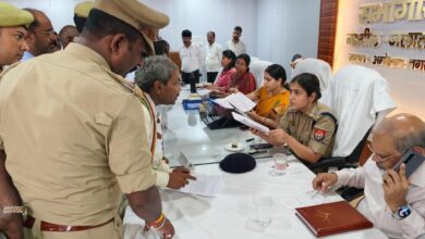 जलालपुर तहसील में संपूर्ण समाधान दिवस के दौरान फरियादियों की समस्याएं सुनतीं डीएम ईशा प्रिया