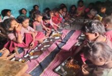 अंबेडकरनगर के स्कूल परिसर स्थित आंगनबाड़ी केंद्र में बच्चे