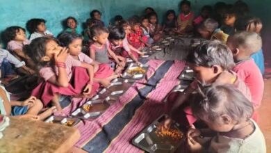 अंबेडकरनगर के स्कूल परिसर स्थित आंगनबाड़ी केंद्र में बच्चे