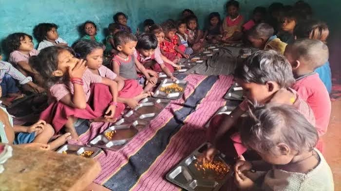 अंबेडकरनगर के स्कूल परिसर स्थित आंगनबाड़ी केंद्र में बच्चे