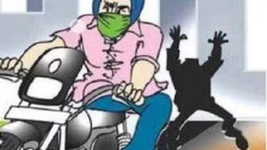 अंबेडकरनगर के अकबरपुर मुख्य डाकघर के बाहर बाइक चोरी की घटना