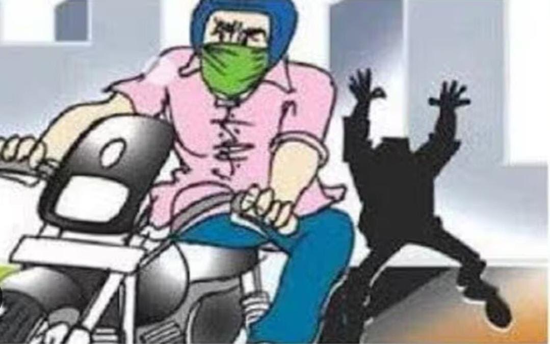 अंबेडकरनगर के अकबरपुर मुख्य डाकघर के बाहर बाइक चोरी की घटना