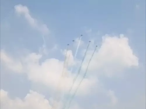 मेरठ एयर शो में हॉक MK-132 विमानों द्वारा आसमान में बनाया गया तिरंगा।