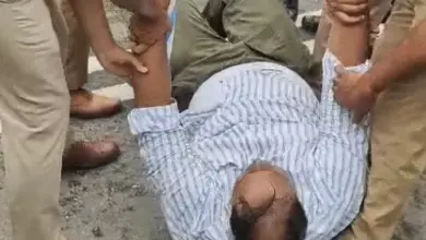 लखनऊ में 68,500 सहायक शिक्षक भर्ती के अभ्यर्थी शिक्षा मंत्री के आवास के बाहर प्रदर्शन करते हुए।