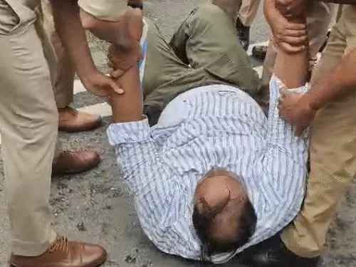लखनऊ में 68,500 सहायक शिक्षक भर्ती के अभ्यर्थी शिक्षा मंत्री के आवास के बाहर प्रदर्शन करते हुए।