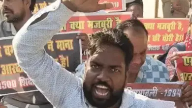 लखनऊ में नियुक्ति की मांग को लेकर प्रदर्शन करते 68,500 सहायक शिक्षक भर्ती के अभ्यर्थी