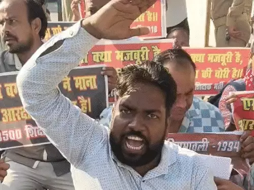 लखनऊ में नियुक्ति की मांग को लेकर प्रदर्शन करते 68,500 सहायक शिक्षक भर्ती के अभ्यर्थी