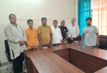 अंबेडकरनगर प्रेस क्लब में दिवंगत पत्रकारों को श्रद्धांजलि देते पदाधिकारी और सदस्य