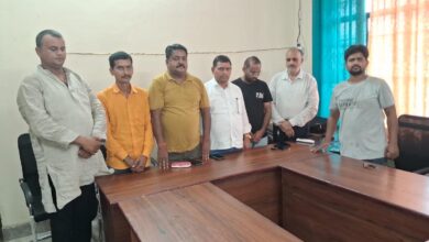 अंबेडकरनगर प्रेस क्लब में दिवंगत पत्रकारों को श्रद्धांजलि देते पदाधिकारी और सदस्य