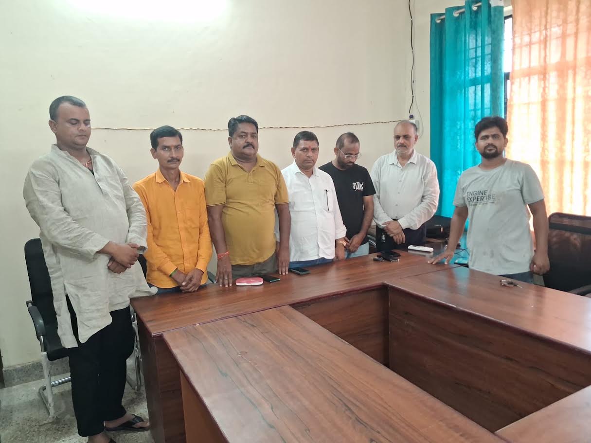 अंबेडकरनगर प्रेस क्लब में दिवंगत पत्रकारों को श्रद्धांजलि देते पदाधिकारी और सदस्य
