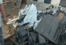 केरल के त्रिशूर में लॉरी से टकराई क्षतिग्रस्त कार और रेस्क्यू ऑपरेशन