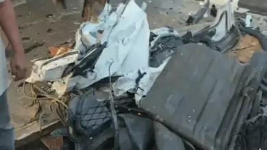 केरल के त्रिशूर में लॉरी से टकराई क्षतिग्रस्त कार और रेस्क्यू ऑपरेशन