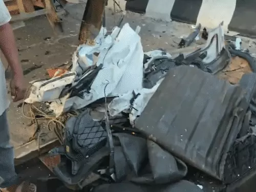 केरल के त्रिशूर में लॉरी से टकराई क्षतिग्रस्त कार और रेस्क्यू ऑपरेशन