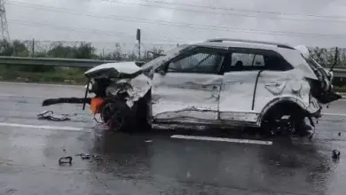 आगरा-लखनऊ एक्सप्रेसवे पर डिवाइडर से टकराने के बाद क्षतिग्रस्त क्रेटा कार।