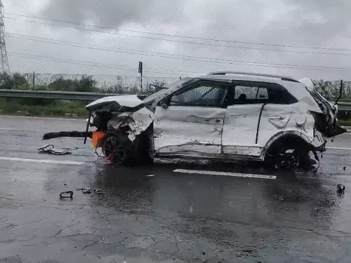 आगरा-लखनऊ एक्सप्रेसवे पर डिवाइडर से टकराने के बाद क्षतिग्रस्त क्रेटा कार।