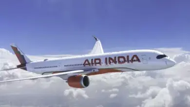 लखनऊ एयरपोर्ट पर इमरजेंसी लैंडिंग के बाद खड़ा एअर इंडिया एक्सप्रेस का विमान